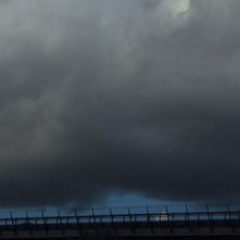 Sacro GRA: il Grande Raccordo Anulare di Roma coperto da nuvole in una scena