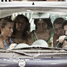 Via Castellana Bandiera: la regista e interprete del film Emma Dante in una scena di gruppo