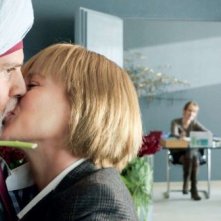 Vijay and I: Moritz Bleibtreu bacia Patricia Arquette in una scena del film