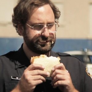 Wrong Cops: Eric Wareheim in una scena del film