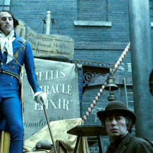 Sacha Baron Cohen in una scena del film Sweeney Todd