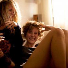 Feuchtgebiete: Carla Juri e Marlen Kruse ridono in una scena del film