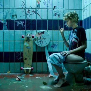 Feuchtgebiete: Carla Juri in una scena