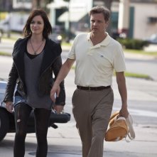 Il mondo di Arthur Newman: Emily Blunt insieme al suo 'innamorato' Colin Firth in una scena del film