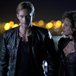 True Blood: Alexander Skarsgård e Kristin Bauer  nell'episodio Tu chi sei?