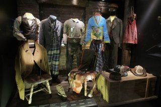 Un'immagine dei costumi di Gangs of New York esposti ad una mostra scorsesiana