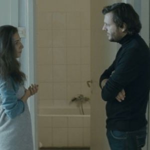 When Evening Falls on Bucharest or Metabolism: Bogdan Dumitrache insieme a Diana Avramut in una scena