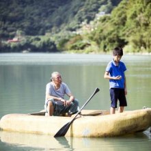 A Time in Quchi: Bao, il piccolo protagonista del film, insieme al nonno in una scena