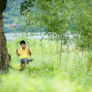 A Time in Quchi: Bao sull'altalena in una scena del film