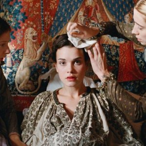 Mary Queen of Scots: Camille Rutherford in una scena assistita dalle sue dame di compagnia