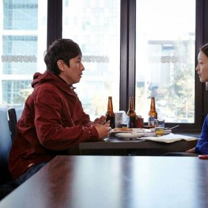 Our Sunhi:  Sunkyun Lee con Yumi Jung in una scena