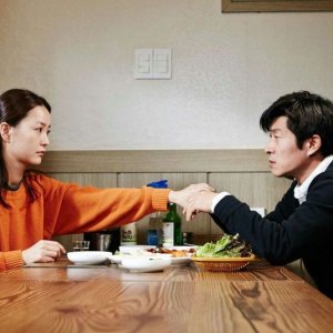 Our Sunhi: Yumi Jung a tavola con Sangjoong Kim in una scena