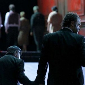 Sangue: Pippo Delbono e Giovanni Senzani in una scena