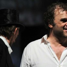 Sangue: Pippo Delbono sorride sul set del film