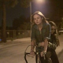 Short Term 12: Brie Larson in una scena in bicicletta con Kaitlyn Dever