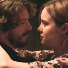 Short Term 12:  John Gallagher Jr. e Brie Larson in una tenera scena del film