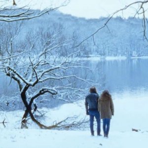 Tonnerre: Solène Rigot  e Vincent Macaigne passeggiano sulla neve in una scena
