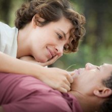 Une autre vie: Jeoy Starr insieme a Jasmine Trinca in una scena di tenerezza tratta dal film