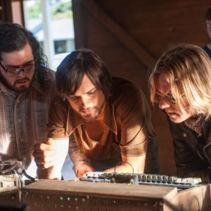 jOBS: Ashton Kutcher e Josh Gad in una scena