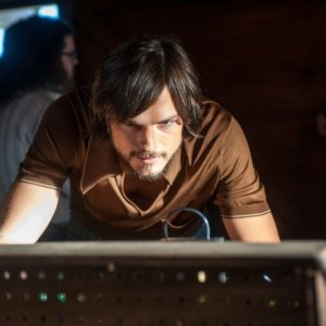 jOBS: Ashton Kutcher è Steve Jobs nella biopic del 2013