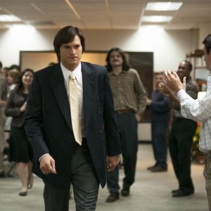 jOBS: Ashton Kutcher nei panni di Steve Jobs nella biopic del 2013