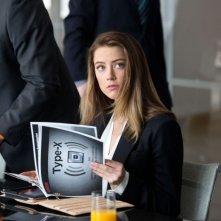 Amber Heard è Emma nel thriller Il potere dei soldi (Paranoia, 2013)