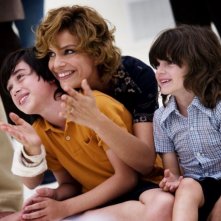 Anni felici: Micaela Ramazzotti mamma felice in una tenera scena