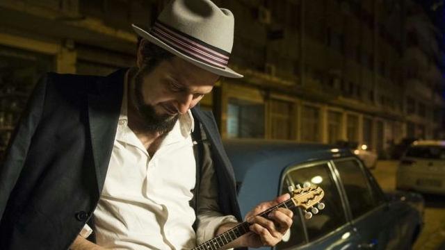 Vinicio Capossela suona