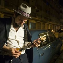 Indebito: Vinicio Capossela in una scena del documentario sul blues ellenico dei rebetes contro il potere