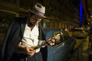 Indebito: Vinicio Capossela in una scena del documentario sul blues ellenico dei rebetes contro il potere