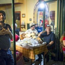 Indebito: Vinicio Capossela in una scena del documentario sul blues greco