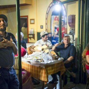 Indebito: Vinicio Capossela in una scena del documentario sul blues greco