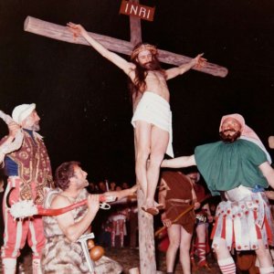 La passione di Erto: una scena del documentario sulla Passione di Cristo di Erto, paesino delle Alpi friulane vicino alla diga del Vajont