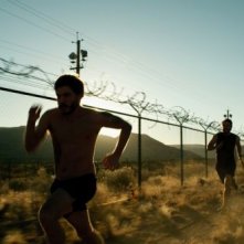 Lone Survivor: Emile Hirsch in fuga in una scena del film