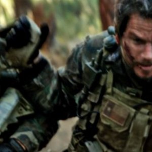 Lone Survivor: Mark Wahlberg con Emile Hirsch in una scena