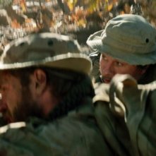 Lone Survivor: Mark Wahlberg e Ben Foster in una scena