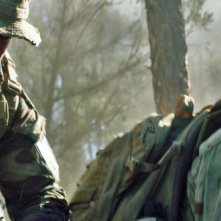 Lone Survivor: Taylor Kitsch e Mark Wahlberg in azione in una scena