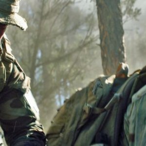 Lone Survivor: Taylor Kitsch e Mark Wahlberg in azione in una scena