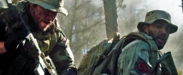 Lone Survivor: Taylor Kitsch e Mark Wahlberg in azione in una scena