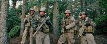 Lone Survivor: Taylor Kitsch, Mark Wahlberg, Ben Foster e Emile Hirsch sono i Navy Seals in una scena