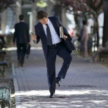 Aspirante vedovo: la 'sfortuna' di Fabio De Luigi calpestata in una scena