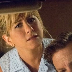 Come ti spaccio la famiglia: Jennifer Aniston e Jason Sudeikis si affacciano al finestrino del camper