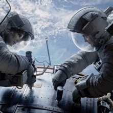 Gravity: Sandra Bullock e George Clooney fluttuano nello spazio in una scena