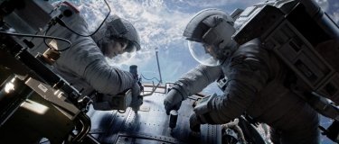Gravity: Sandra Bullock e George Clooney fluttuano nello spazio in una scena