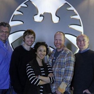 Agents of S.H.I.E.L.D.: i produttori Jeffrey Bell, Jed Whedon, Maurissa Tancharoen, Joss Whedon, Jeph Loeb sul set della serie