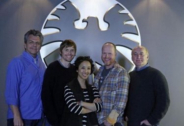 Agents of S.H.I.E.L.D.: i produttori Jeffrey Bell, Jed Whedon, Maurissa Tancharoen, Joss Whedon, Jeph Loeb sul set della serie