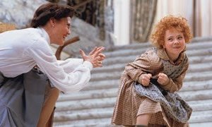 Aileen Quinn in una scena del film Annie