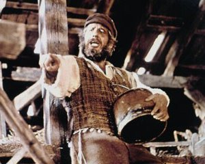 Chaim Topol in una scena del film Il violinista sul tetto