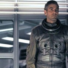Gravity: George Clooney a bordo della nave spaziale in una scena del film