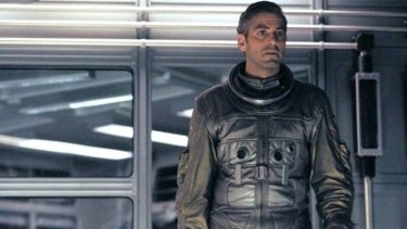 Gravity: George Clooney a bordo della nave spaziale in una scena del film